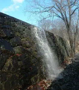 Water_over_the_dam