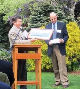 Andy Chmar accepts a Hudson River vista from Eric Lind (r)