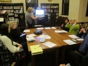 Gillian Thorpe conducts an eReader class at Butterfield Library
