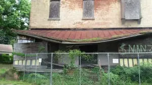 Theâporchâisâbadlyâdeterioratedâandâinteriorâwaterâdamageâisâaâmajorâissue.