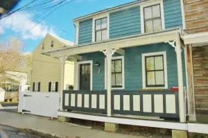 JamesâHartford'sâoldâhouse,âcenter,âgotâaâthoroughâupgrade.â