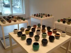 Aâ
samplingâ
ofâ
theâ
50-50â
cupsâ
createdâ
byâ
Lisaâ
Knaus,â
soldâ
atâ
lastâ
week'sâ
mini-benefit.