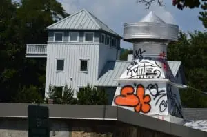 Theâlettersâ"SK"âareâincludedâinâtheâgraffitiâonâthisâventâatopâtheâroofâofâtheâEllenâHaydenâDowntownâGalleryâ—âandâmayâbeâtheâ"tag"âusedâbyâoneâofâtheâvandalsâtoâidentifyâhis/herâwork.