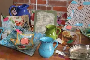 Aâ
colorfulâ
tableâ
displayâ
includesâ
platesâ
andâ
otherâ
glasswareâ
designedâ
byâ
Colleenâ
Kavana.