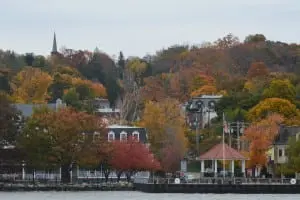 AâcolorfulâautumnâlandscapeâgreetedâpassengersâasâtheâSeastreakâpulledâupâtoââtheâdockâatâColdâSpring.