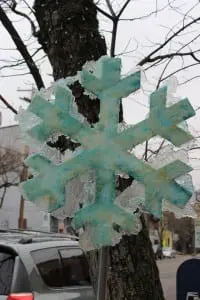 Icyâ
resinâ
dominatesâ
Carlaâ
Goldberg'sâ
sculpture,â
decoratingâ
theâ
stretchâ
ofâ
Mainâ
outsideâ
ofâ
Galleryâ
66â
NYâ
andâ
Go-Goâ
Pops.â
â
(Photoâ
byâ
A.â
Rooney)
