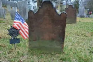 âTheâMountainâAvenueâcemeteryâcontainsâtheâgraveâofâRevolutionaryâWarâveteranâThomasâDevenport.â(PhotoâbyâL.S.âArmstrong)