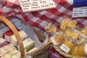 Locallyâ
madeâ
basketsâ
filledâ
withâ
foodsâ
andâ
otherâ
Newâ
Yorkâ
Stateâ
productsâ
areâ
becomingâ
aâ
popularâ
giftâ
item.