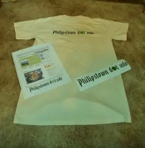 Visitorsâ
toâ
theâ
Philipstownâ
dotâ
infoâ
officeâ
onâ
Julyâ
4,â
2010,â
receivedâ
aâ
copyâ
ofâ
theâ
websiteâ
homepage,â
bumperâ
stickerâ
andâ
T-shirt.â
Photoâ
byâ
L.S.â
Armstrong