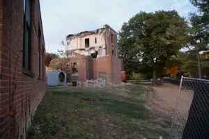 Flankedâ
byâ
theâ
Laheyâ
Pavilionâ
onâ
theâ
left,â
partâ
ofâ
theâ
oldâ
Butterfieldâ
Hospitalâ
awaitsâ
demolition.â
(Photoâ
byâ
L.S.â
Armstrong)