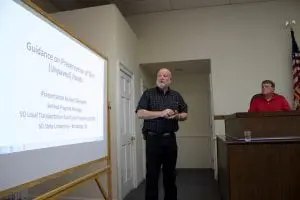 Kenâ
Skorsethâ
presentsâ
hisâ
findingsâ
toâ
theâ
Philipstownâ
Townâ
Boardâ
onâ
Juneâ
15â
(photoâ
byâ
K.E.â
Foley)