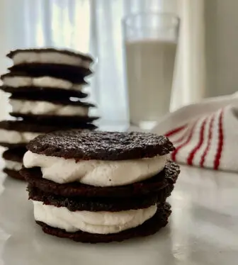 Chocolate Sandwich Cookies with Peppermint Buttercream