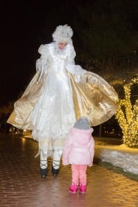 The Snow Queen Stilt Walker enchants a tiny visitor at Boscobel’s 2013 Sparkle.