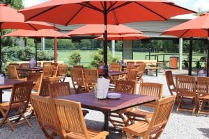 Six-seat outdoor tables combine with larger, communal ones in Yankee BBQ's large al fresco dining area. (Photo by A. Rooney)