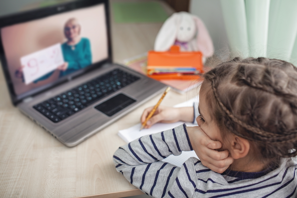 girl elearning