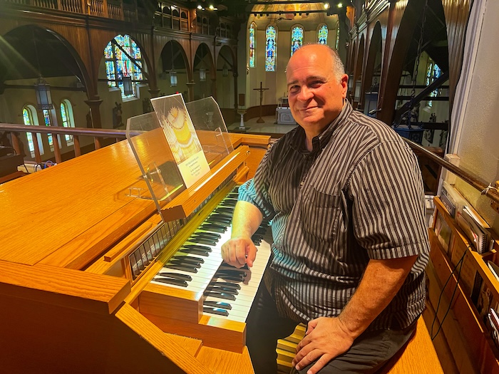 JosephBertolozzisitsbehindtheorganatSt.JohntheEvangelistinBeacon. PhotobyB.Cronin