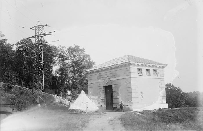 A gate chamber with a tent used by the guard (LOC)